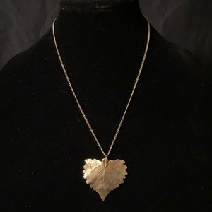 Gold Tone/Leaf Pendant Necklace